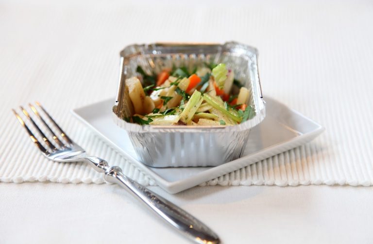 Foremki aluminiowe w cateringu dietetycznym – dlaczego są standardem w branży?